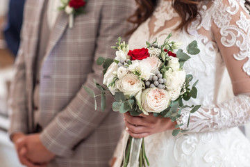 Obraz na płótnie Canvas Two lovers hearts on the wedding ceremony. Closeup of beautiful wedding bouquet