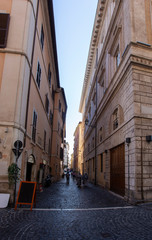 Fototapeta na wymiar Narrow cobbled alleyway in Rome