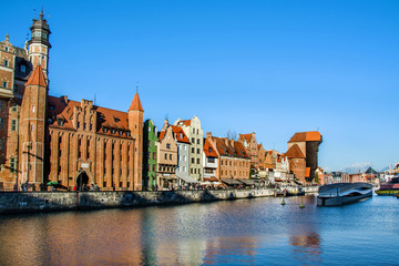 View of old town Gdansk (Gdańsk / Danzig), Poland (Polska / Polen) with merchants' houses, and historic medieval Crane (Żuraw / Krantor). Beautiful calm morning on the Motlava (Motława) River. - obrazy, fototapety, plakaty