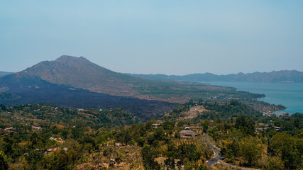 Fototapeta na wymiar Vue panoramique sur le Mont Batur et le lac Danau Batur