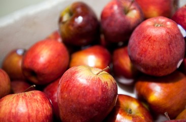 Fototapeta na wymiar Close-up of fresh red apples in supermarket