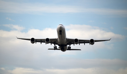 avion despegando de un aeropuerto