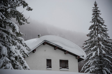 casetta innevata