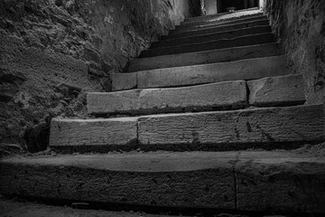 Vieil escalier des caves du château
