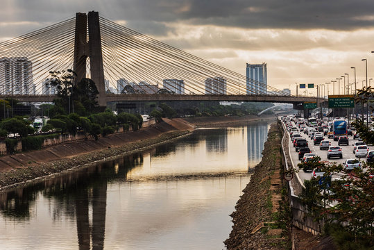 Cidade de S&atilde;o Paulo, com rio Tiet&ecirc;, pontes e tr&acirc;nsito