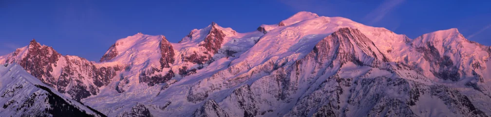 Papier Peint photo autocollant Mont Blanc Mont Blanc Massif at twilight. Panoramic view includes Aiguille du Midi, Mont Blanc du Tacul, Mont Maudit, Dome du Gouter, Bossons and Taconnaz Glacier. Haute-Savoie (74), European Alps, France