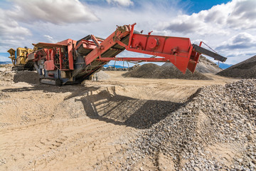 Mechanical conveyor belt to pulverize rock and stone and generate gravel