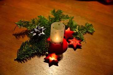 weihnachten, dekoration, kerze, glas, zweig, grün, sterne, rot, blau, licht, holz, weihnachten, fest, feierlich, winter, deutschland, europa, licht, leuchten, schein, flamme, urlaub, dezember, advent,