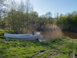 Barque au bord d'une rivière