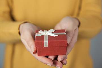 woman hand holding gift box