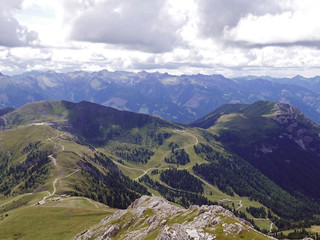 le meravigliose cime dolomitiche italiane tra verdi vallate e picchi rocciosi