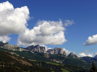 le meravigliose cime dolomitiche italiane tra verdi vallate e picchi rocciosi