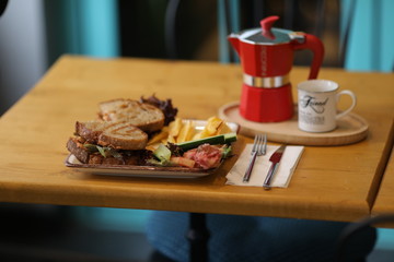 Chicken sandwich with moka pot