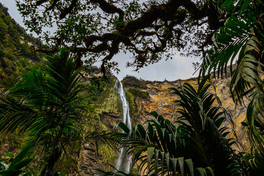 riesiger Wasserfall im Dschungel von Gocta Peru