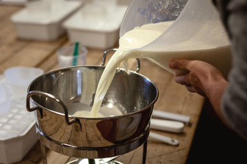 Käse selber machen: die Rohmilch wird in einen Topf gegossen