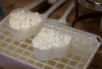 Käse selber Machen: Der Käsebruch wird in Herzformen gefüllt und muss abtropfen