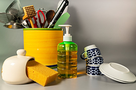 Esponja, detergente y tazas de caf&eacute;