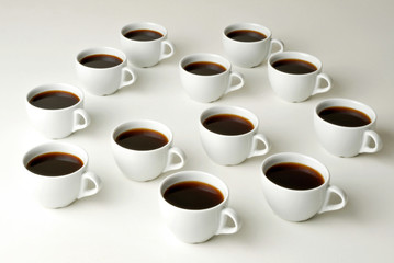 Xicaras de café em fundo branco.