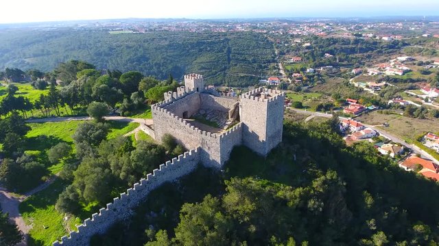 Castelo de Sesimbra - Alc&radic;&deg;&radic;&szlig;ovas, pra&radic;&szlig;a de Armas e torre de menagem