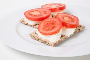 Crispbreads with tomato slices and cheese