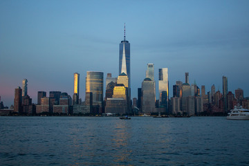 Fototapeta premium New York Skyline o zachodzie słońca latem Manhattan NYC, centrum handlu światowego, widok z Jersey City