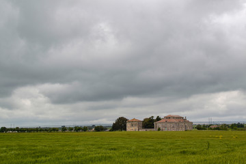Obraz premium Vista panoramica della campagna in Basilicata Italia con cielo nuvoloso