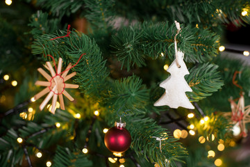 christbaumanhaenger tannenbaum selbstgemacht aus salzteig im weihnachtsbaum haengend querformat