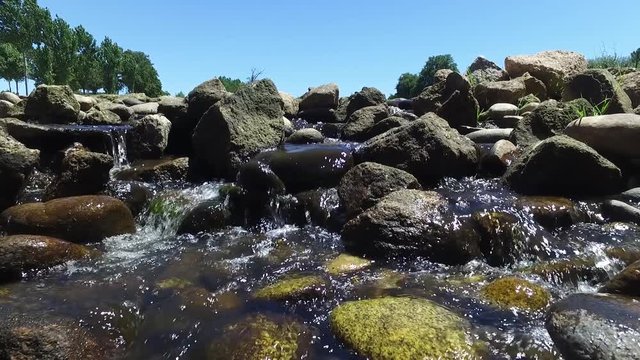 &radic;&Aring;gua a correr por entre as pedras