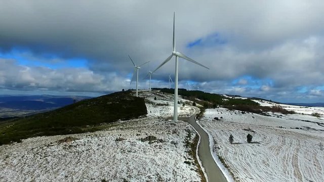 Parque E&radic;&ge;lico de Prados num dia de neve