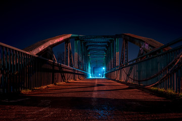 długi żelazny most w nocy