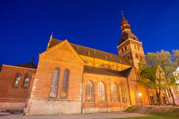 Obraz premium Cathedral on Dome Square (Doma Laukums) at night, in Riga, Latvia.