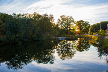 Obraz premium Fall colors reflected in the Lake in Michigan