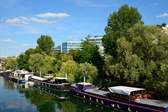 P&eacute;niches sur la Seine en face de l&rsquo;&icirc;le de la Jatte &agrave; Levallois-Perret (92), France