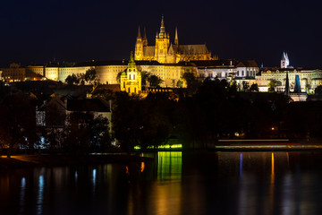 Fototapeta na wymiar View on Prague castle at night from water