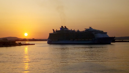 Obraz premium ship at sunset