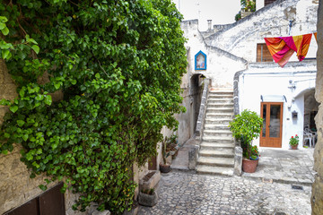 facciata antica casa su strada in pietra con scale