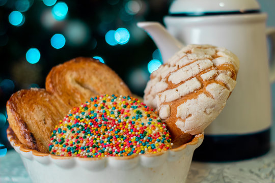 Pan dulce mejicano tradicional con jarra de chocolate caliente t&iacute;pico