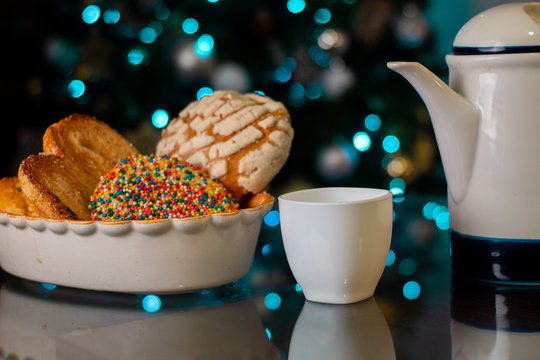 Pan dulce mejicano tradicional con jarra de chocolate caliente t&iacute;pico