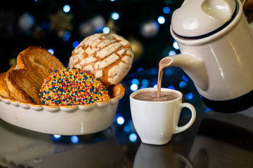 Pan dulce mejicano tradicional con jarra de chocolate caliente típico