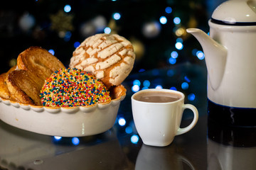 Pan dulce mejicano tradicional con jarra de chocolate caliente típico