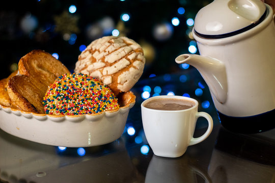 Pan dulce mejicano tradicional con jarra de chocolate caliente t&iacute;pico