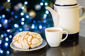 Pan dulce concha de vainilla con chocolate caliente tipico mejicano