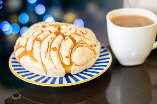 Pan dulce concha de vainilla con chocolate caliente tipico mejicano