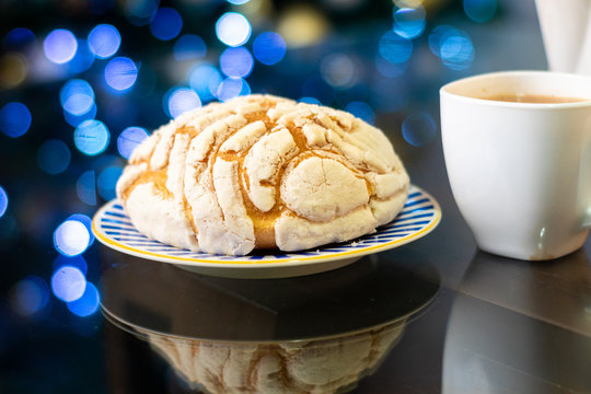 Pan dulce concha de vainilla con chocolate caliente tipico mejicano