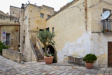 Fototapeta na wymiar facciata antica casa su strada in pietra con scale