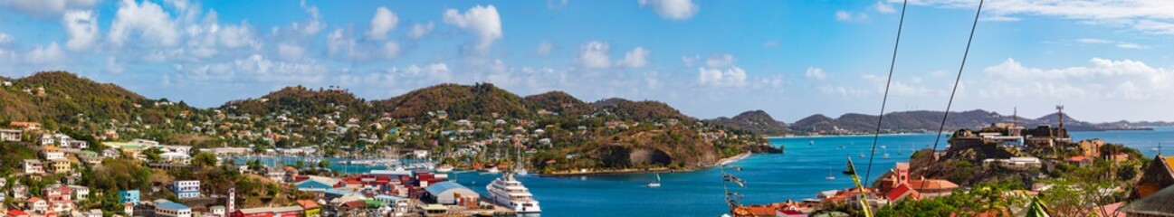 Fototapeta na wymiar Grenada mit Blick auf den Hafen, Panorama.