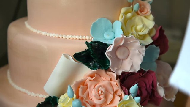 Decorating a wedding cake with flowers from sugar mastic