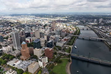 Obraz premium Aerial view of the Williamette River, buildings, bridges and streets in downtown Portland, Oregon, USA.