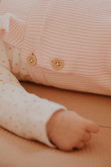 Boutons de la tenue de bébé © lorabarra
