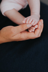 Pieds de bébé dans les mains de maman © lorabarra